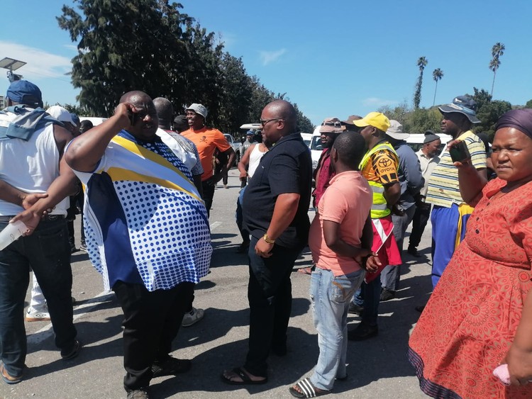 Taxis block streets to demand repairs to potholed roads